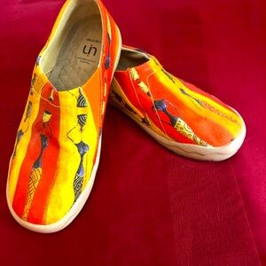 UIN slip on canvas shoes